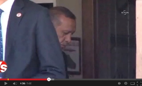 أردوغان يؤدي صلاته أمام عتبة المسجد بسبب تأخره