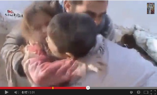 طفلة حلبية تخرج حية من تحت الأنقاض وسط بكاء وصراخ أخيها