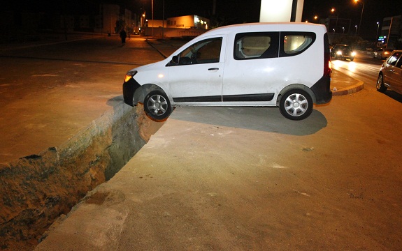 سيارة تقع في حفرة أشغال بسلا.. وسائقون يستنكرون عدم وجود علامة تنبيه