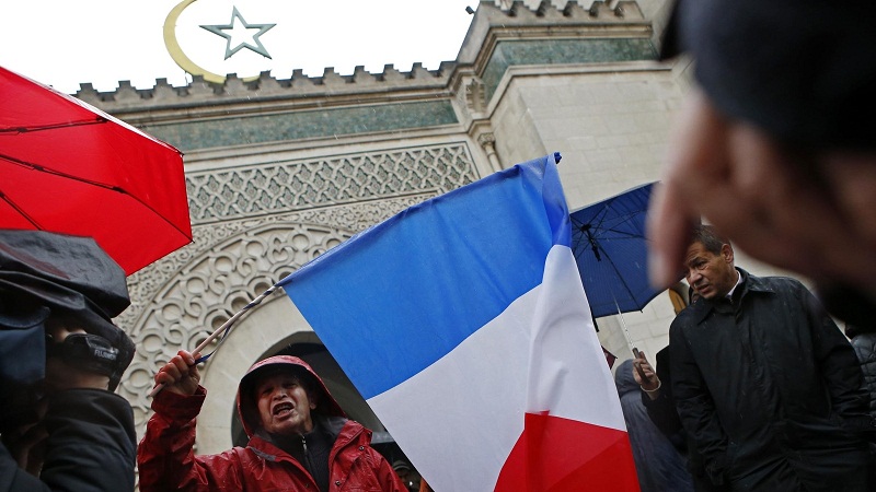 عنصرية.. ممنوع دخول العرب والمحجبات إلى مطعم باريسي