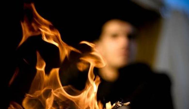 العربية: شاب جزائري يشعل النار برئيس بلدية