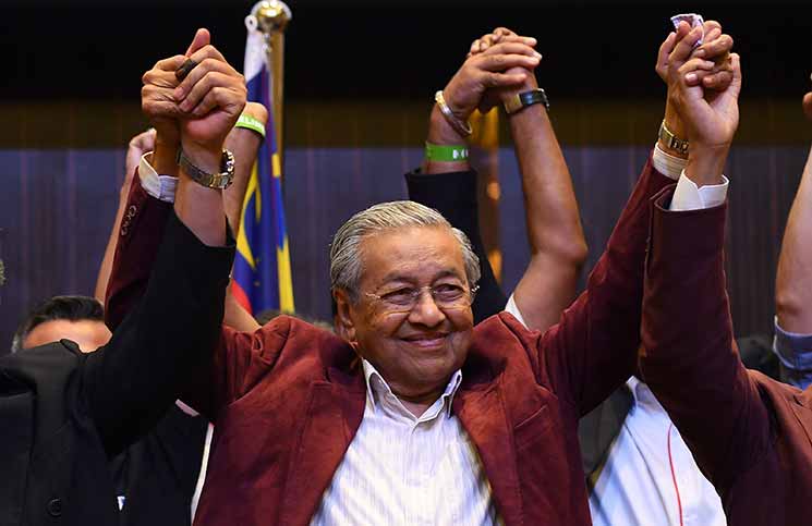 الحكومة الماليزية الجديدة تمنع وزراءها من قبول الهدايا