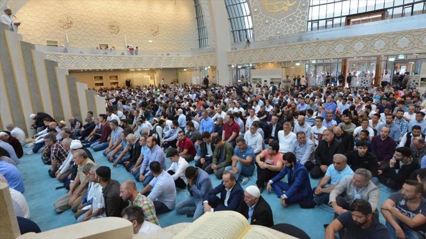 ازدحام المساجد في ألمانيا واليونان بالمصلين أثناء صلاة العيد