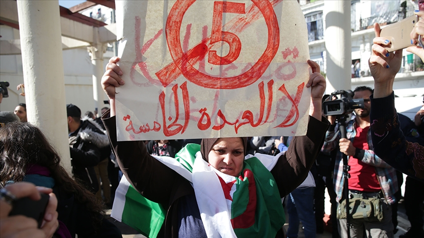 معارض جزائري: الشعب يريد رحيل السلطة وليس تمديد عمرها