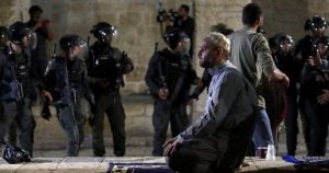 صورة.. العزة والشموخ والثبات.. صورة مقدسي يصلي رغم هجوم جنود الاحتلال الصهيوني!!