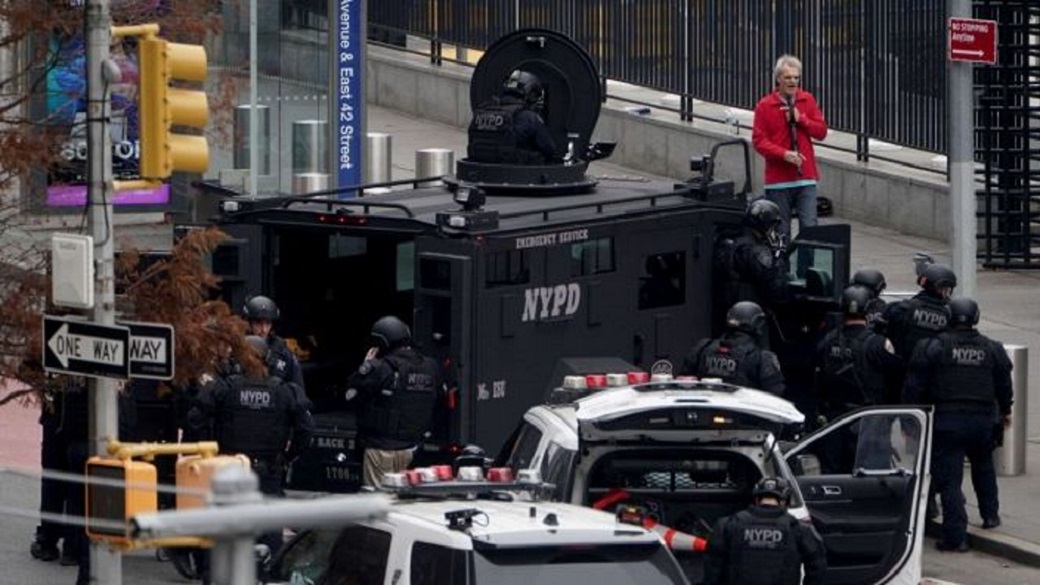 UN headquarters locked down after three-hour standoff between NYPD, armed man