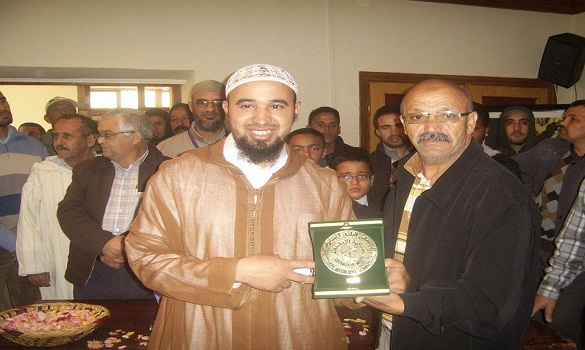 مصطفى أيت بسلام رئيس جمعية اليسر يتسلم وسام استحقاق من اللجنة الاجتماعية بالمجلس البلدي بإمنتانوت اعترافا بمجهودات الحملة..