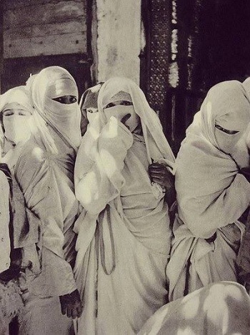 الاحتشام.. صور من صفحات التاريخ الإنساني