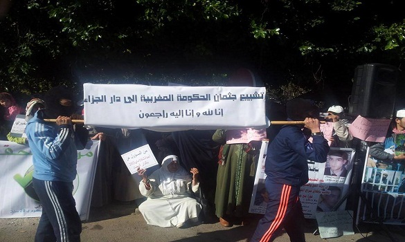 أسر ومناصرو المعتقلين الإسلاميين يحتجون أمام مقر حزب بنكيران والبرلمان 