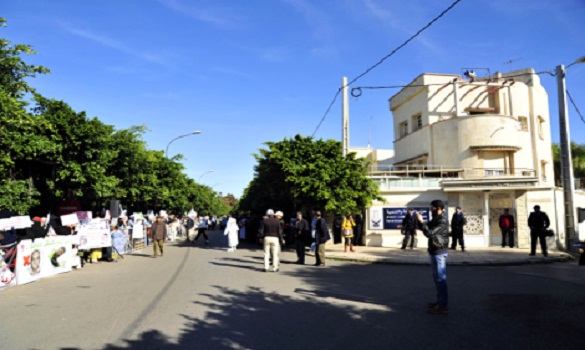 أسر ومناصرو المعتقلين الإسلاميين يحتجون أمام مقر حزب بنكيران والبرلمان 