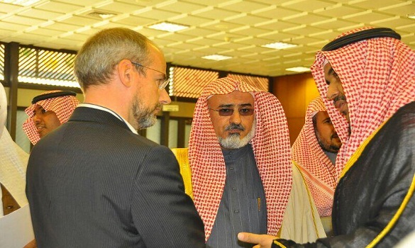 الهولندي أرنولد منتج الفيلم المسيء بعد إسلامه حاضر في المؤتمر