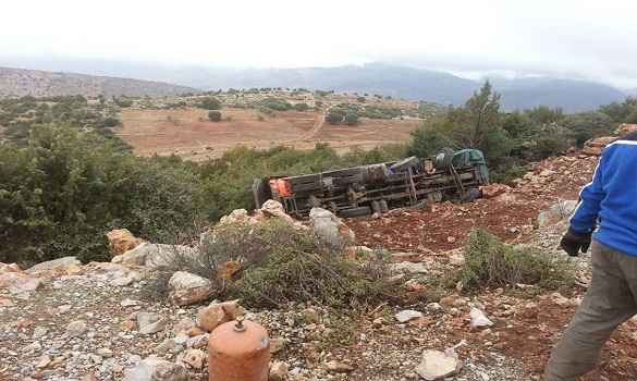 انقلاب شاحنة تحمل الحجارة بين «بين لويدان» و«أزيلال» صباح اليوم