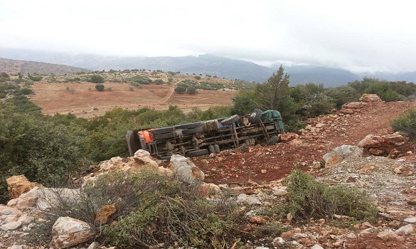 انقلاب شاحنة تحمل الحجارة بين «بين لويدان» و«أزيلال» صباح اليوم