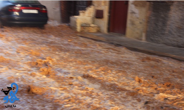 مدّ بحري يملأ الشريط الساحلي لحي سيدي موسى بسلا أتربة وحجارة مدّ بحري يملأ الشريط الساحلي لحي سيدي موسى بسلا أتربة وحجارة