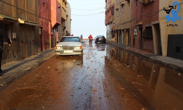 مدّ بحري يملأ الشريط الساحلي لحي سيدي موسى بسلا أتربة وحجارة مدّ بحري يملأ الشريط الساحلي لحي سيدي موسى بسلا أتربة وحجارة