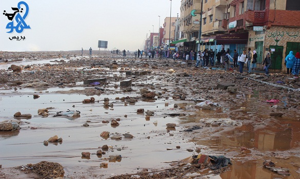 مدّ بحري يملأ الشريط الساحلي لحي سيدي موسى بسلا أتربة وحجارة مدّ بحري يملأ الشريط الساحلي لحي سيدي موسى بسلا أتربة وحجارة