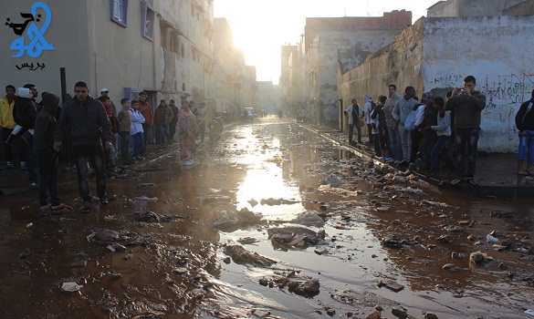 مدّ بحري يملأ الشريط الساحلي لحي سيدي موسى بسلا أتربة وحجارة مدّ بحري يملأ الشريط الساحلي لحي سيدي موسى بسلا أتربة وحجارة
