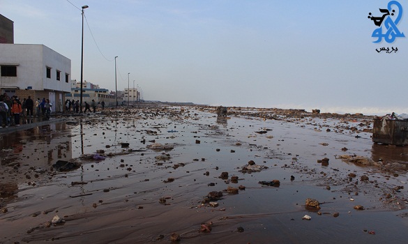 مدّ بحري يملأ الشريط الساحلي لحي سيدي موسى بسلا أتربة وحجارة مدّ بحري يملأ الشريط الساحلي لحي سيدي موسى بسلا أتربة وحجارة