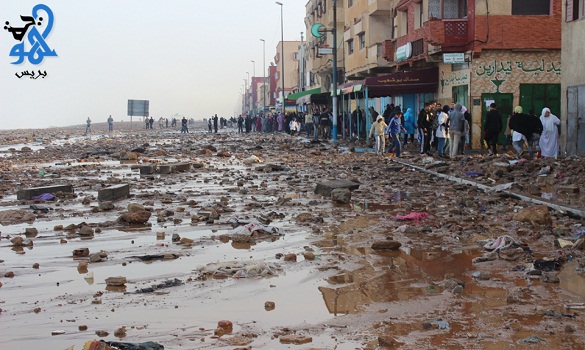 مدّ بحري يملأ الشريط الساحلي لحي سيدي موسى بسلا أتربة وحجارة مدّ بحري يملأ الشريط الساحلي لحي سيدي موسى بسلا أتربة وحجارة