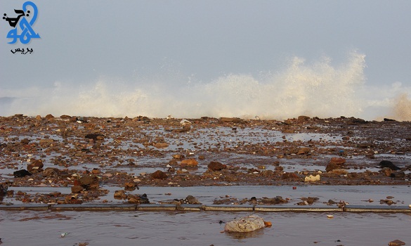 مدّ بحري يملأ الشريط الساحلي لحي سيدي موسى بسلا أتربة وحجارة مدّ بحري يملأ الشريط الساحلي لحي سيدي موسى بسلا أتربة وحجارة
