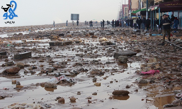 مدّ بحري يملأ الشريط الساحلي لحي سيدي موسى بسلا أتربة وحجارة مدّ بحري يملأ الشريط الساحلي لحي سيدي موسى بسلا أتربة وحجارة
