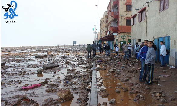 مدّ بحري يملأ الشريط الساحلي لحي سيدي موسى بسلا أتربة وحجارة مدّ بحري يملأ الشريط الساحلي لحي سيدي موسى بسلا أتربة وحجارة