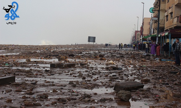 مدّ بحري يملأ الشريط الساحلي لحي سيدي موسى بسلا أتربة وحجارة مدّ بحري يملأ الشريط الساحلي لحي سيدي موسى بسلا أتربة وحجارة