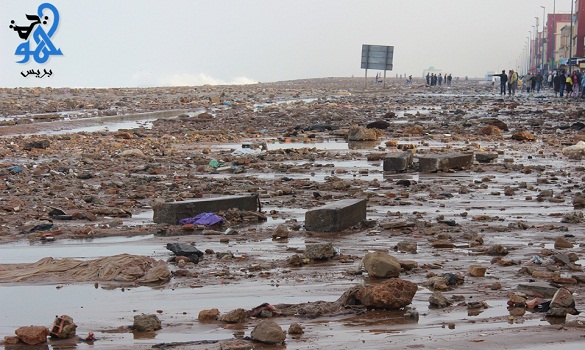 مدّ بحري يملأ الشريط الساحلي لحي سيدي موسى بسلا أتربة وحجارة مدّ بحري يملأ الشريط الساحلي لحي سيدي موسى بسلا أتربة وحجارة