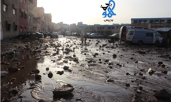 مدّ بحري يملأ الشريط الساحلي لحي سيدي موسى بسلا أتربة وحجارة مدّ بحري يملأ الشريط الساحلي لحي سيدي موسى بسلا أتربة وحجارة