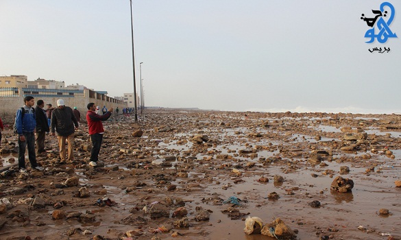 مدّ بحري يملأ الشريط الساحلي لحي سيدي موسى بسلا أتربة وحجارة مدّ بحري يملأ الشريط الساحلي لحي سيدي موسى بسلا أتربة وحجارة