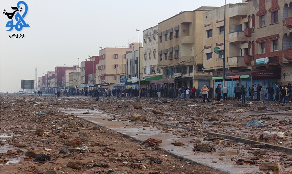 مدّ بحري يملأ الشريط الساحلي لحي سيدي موسى بسلا أتربة وحجارة مدّ بحري يملأ الشريط الساحلي لحي سيدي موسى بسلا أتربة وحجارة