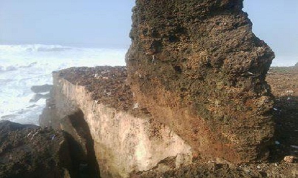 صخرة كبيرة رفعها المدّ البحري فوق الجرف الصخري بحي سيدي موسى بسلا