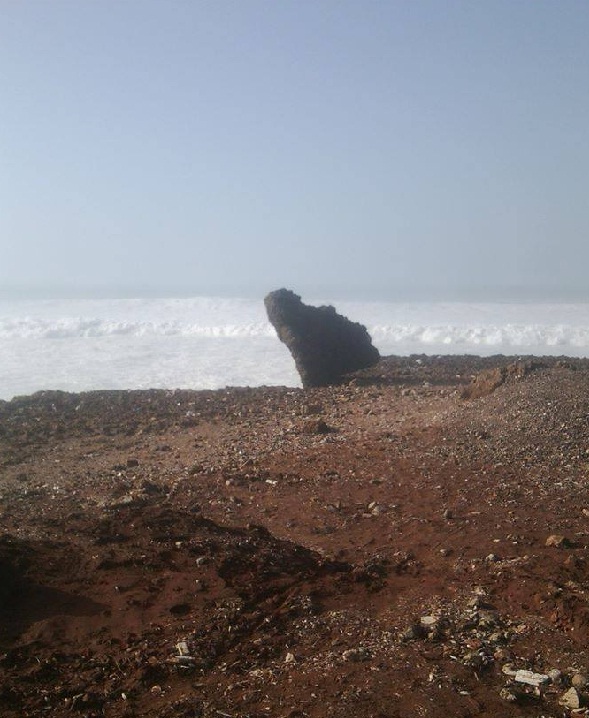 صخرة كبيرة رفعها المدّ البحري فوق الجرف الصخري بحي سيدي موسى بسلا