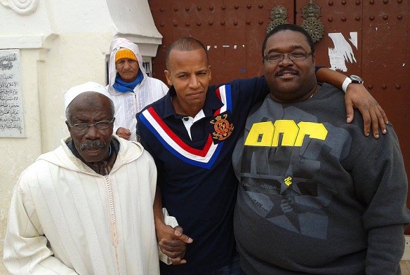 أمريكي يعلن إسلامه اليوم بعد صلاة الجمعة في أحد مساجد مدينة سلا