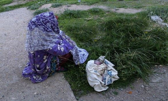 فضيحة إنسانية.. امرأة تلد على رصيف المركز الصحي بمدينة دبدو الشرقية