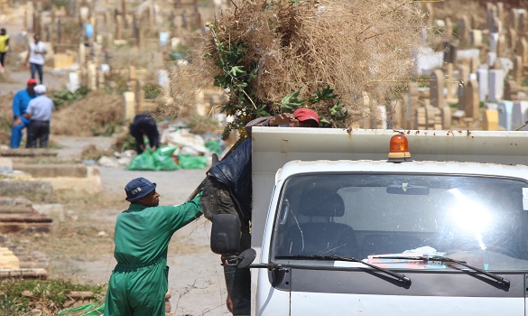 «مبادرة أيادي نظيفة» تدشن عملية تنظيف مقبرة «باب معلقة» إكراما للموتى