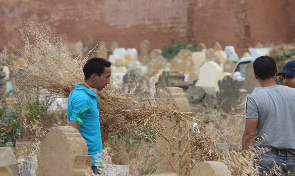 «مبادرة أيادي نظيفة» تدشن عملية تنظيف مقبرة «باب معلقة» إكراما للموتى