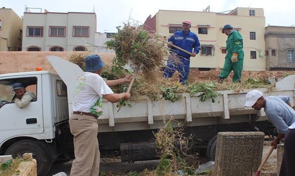 «مبادرة أيادي نظيفة» تدشن عملية تنظيف مقبرة «باب معلقة» إكراما للموتى