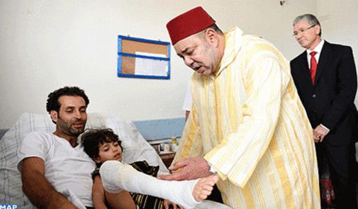 الملك محمد السادس يقوم بزيارة مكان انهيار العمارات ويتفقد الجرحى في المستشفى