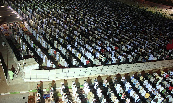 القارئ عبد الرحيم أسكور.. بصوته العذب أمتع آلاف المصلين بأكبر مصلى بسلا 