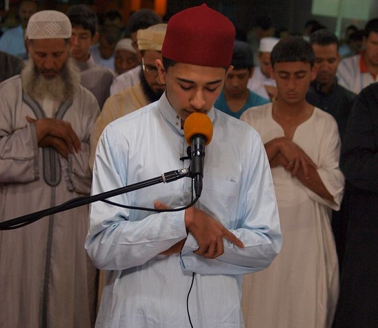 القارئ عبد الرحيم أسكور.. بصوته العذب أمتع آلاف المصلين بأكبر مصلى بسلا 