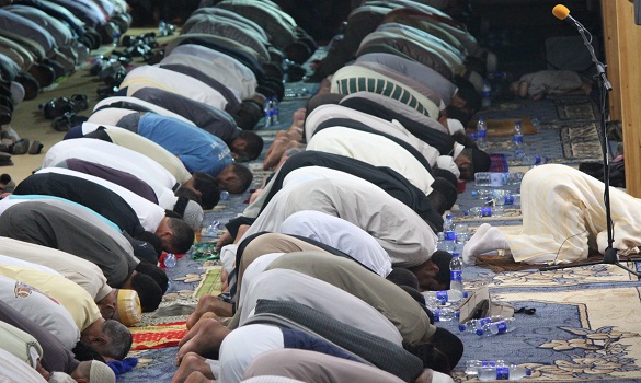 القارئ عبد الرحيم أسكور.. بصوته العذب أمتع آلاف المصلين بأكبر مصلى بسلا 