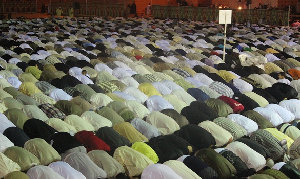 القارئ عبد الرحيم أسكور.. بصوته العذب أمتع آلاف المصلين بأكبر مصلى بسلا 