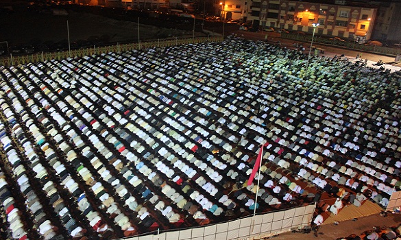 المقرئ معاذ الخلطي يمتع آلاف المصلين بصوته الشجي بأكبر مصلى تراويح بسلا 