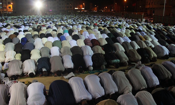 المقرئ معاذ الخلطي يمتع آلاف المصلين بصوته الشجي بأكبر مصلى تراويح بسلا 