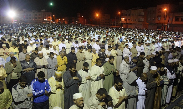 المقرئ معاذ الخلطي يمتع آلاف المصلين بصوته الشجي بأكبر مصلى تراويح بسلا 