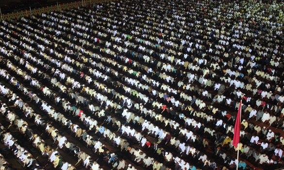 المقرئ معاذ الخلطي يمتع آلاف المصلين بصوته الشجي بأكبر مصلى تراويح بسلا 