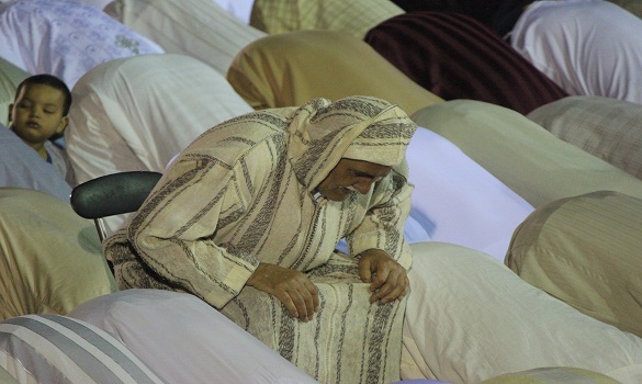 المقرئ معاذ الخلطي يمتع آلاف المصلين بصوته الشجي بأكبر مصلى تراويح بسلا 