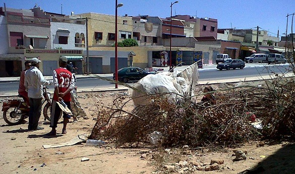 أب وأم و7 أبناء يبيتون ليلتهم في العراء بجانب سور سلا المدينة