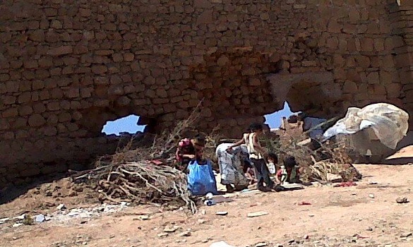 أب وأم و7 أبناء يبيتون ليلتهم في العراء بجانب سور سلا المدينة